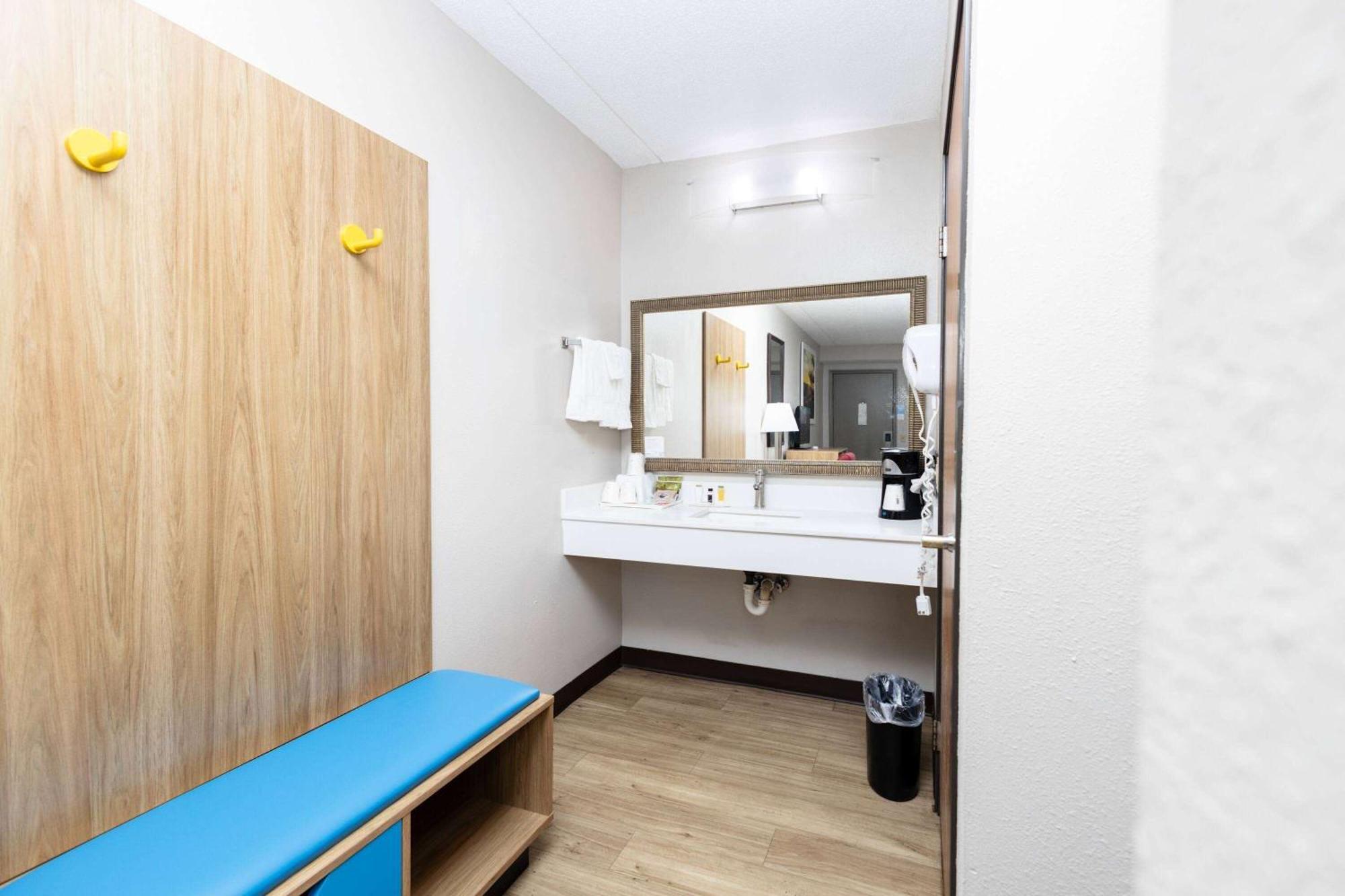 Days Inn By Wyndham Dayton Huber Heights Northeast Extérieur photo